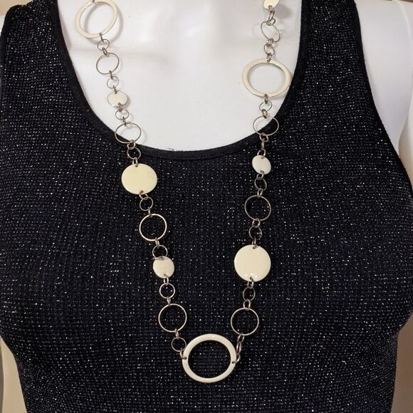 White & silver-tone circles necklace - Picture 2 of 3